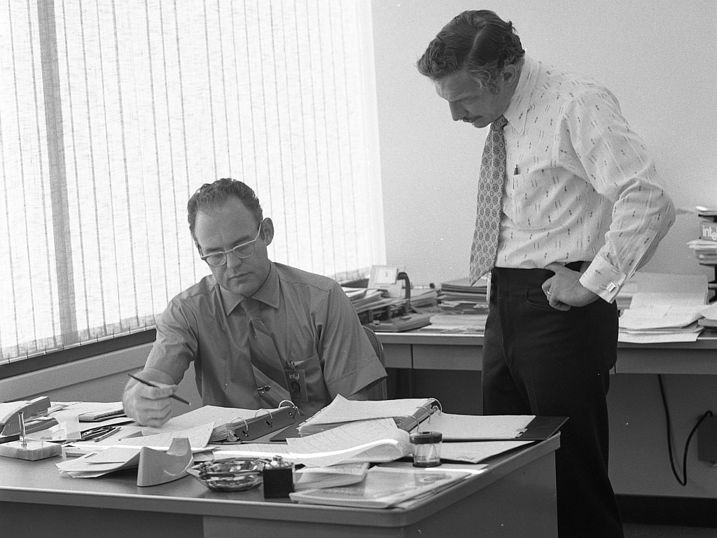 Intel联合创始人Gordon Moore（左）与Robert Noyce（右），1970年历史照片。